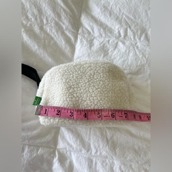 Kate Spade | White Faux Sherpa Cosmetic Bag Makeup Travel Pouch Wristlet Clutch - Picture 4 of 7